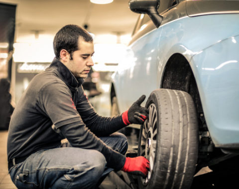 worker-garage_102671-524.jpg